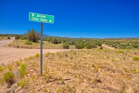 Téléchargez les photos : L'intersection de FSR318 et FSR70 près de Perkinsville Arizona. FSR70 mène à Chino Valley tandis que FSR318 se dirige vers Jérôme. Situé dans la forêt nationale de Prescott. - en image libre de droit