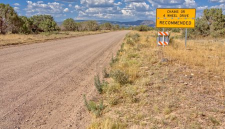Foto de Una señal de advertencia en FSR492 justo al este de Drake AZ en el Prescott Bosque Nacional indicando que las cadenas o 4WD se recomienda en esta carretera. - Imagen libre de derechos