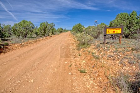 Panneau de restriction d'incendie en espagnol le long de la route de service forestier 573 dans la forêt nationale de Prescott en Arizona.