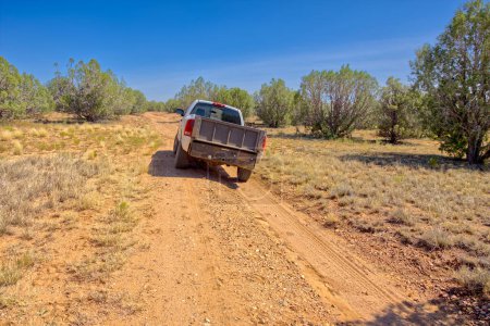 Foto de Camioneta que negocia una carretera inclinada en el camino a Hell Point al este de Paulden Arizona. - Imagen libre de derechos