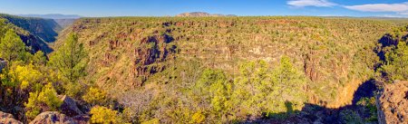 Téléchargez les photos : Panorama du canyon Rattlesnake au sud-est de Sedona dans la nature sauvage humide du castor de l'Arizona. Le sentier historique Chavez longe le long du canyon. - en image libre de droit