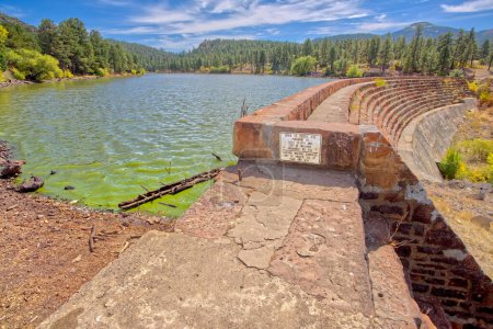 Ein Hinweisschild für den Santa-Fe-Staudamm in der Stadt Williams Arizona. Der Damm ist für die Öffentlichkeit zugänglich. Keine Freigabe der Immobilie erforderlich.