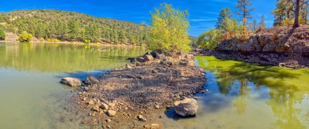Eine mit Grünalgen gefüllte Lagune im Santa Fe Reservoir in Williams Arizona. Offen für die Öffentlichkeit, keine Freigabe des Eigentums erforderlich.