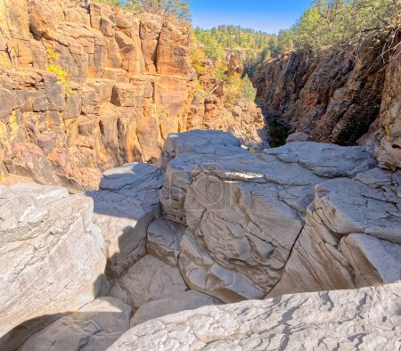 Die felsigen Klippen der Sycamore Falls im Kaibab National Forest in der Nähe von Williams Arizona. Die Wasserfälle sind zu dieser Jahreszeit trocken und inaktiv.