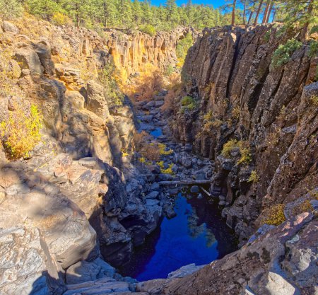 Die felsigen Klippen der Sycamore Falls im Kaibab National Forest in der Nähe von Williams Arizona. Die Wasserfälle sind zu dieser Jahreszeit trocken und inaktiv.
