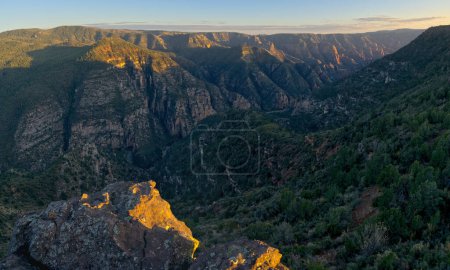 Vue panoramique du canyon Sycamore depuis le belvédère de la pointe Sycamore vers le coucher du soleil. Situé dans la forêt nationale de Kaibab près de Williams Arizona.