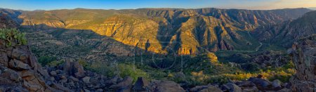 Vue panoramique du canyon Sycamore depuis le belvédère de la pointe Sycamore vers le coucher du soleil. Situé dans la forêt nationale de Kaibab près de Williams Arizona.