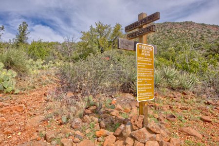 A warning sign at the junction of Woods Canyon and Hot Loop trails stating that the Hot Loop Trail is 22 miles long and should not be attempted by novice hikers.