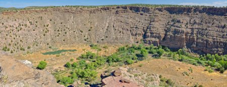 Blick auf das Upper Verde River Wildlife Area aus dem Inneren einer alten indianischen Festungsruine in Arizona.