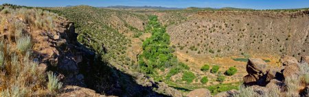 Vue de la réserve faunique du Haut-Verde depuis l'intérieur d'une ancienne ruine de la forteresse indienne en Arizona.