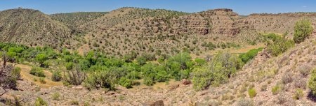 Westliche Ansicht des Upper Verde River Wildlife Area vom Canyonrand westlich der Stewart Ranch bei Paulden AZ.