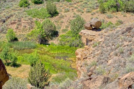 Ein Paar balancierte Felsen auf einer Klippe mit Blick auf den Fluss Verde in der Nähe von Paulden AZ. Dieser Ort ist bekannt als das Upper Verde River Wildlife Area.
