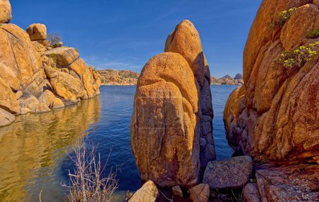 Téléchargez les photos : Un grand rocher dans l'anse ouest de Watson Lake à Prescott AZ. - en image libre de droit