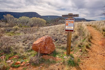 Téléchargez les photos : Un panneau indiquant le point de départ du sentier pour le canyon Woods au sud de Sedona AZ. - en image libre de droit