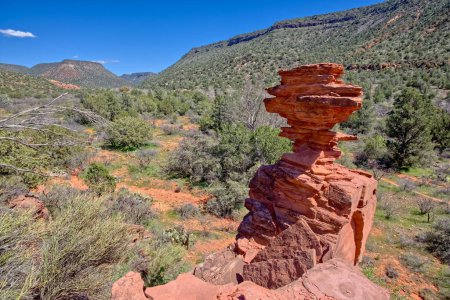 Ein Sandstein Hoodoo an der Seite einer Klippe im Woods Canyon südlich von Sedona AZ.