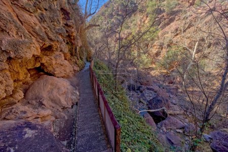 Téléchargez les photos : Chemin vers la falaise de cascade à Tonto Natural Bridge State Park Arizona. - en image libre de droit