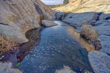 Ein großer Pool gefrorenen Wassers flussabwärts vom Willow Lake Dam Spillway in Prescott Arizona.
