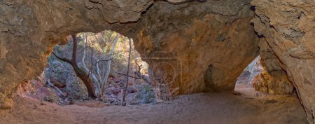 Téléchargez les photos : Une grotte voûtée le long du sentier Pine Creek dans le parc national de Tonto Natural Bridge Arizona. - en image libre de droit