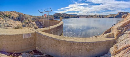 Téléchargez les photos : L'arrière du barrage du lac Willow à Prescott en Arizona. - en image libre de droit