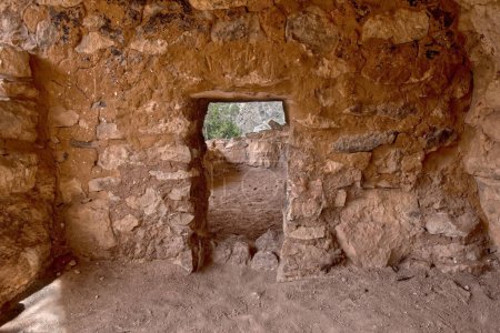 Antigua Puerta dentro de las ruinas indias de Sinagua en el Monumento Nacional al Cañón de las Nueces Arizona. Las ruinas son administradas por el Servicio de Parques Nacionales. No se necesita liberación de propiedad.