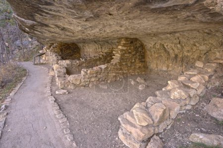 Ruinas de los indios Sinagua en Walnut Canyon Monumento Nacional Arizona. Estas ruinas son administradas por el Servicio de Parques Nacionales. No se necesita liberación de propiedad.