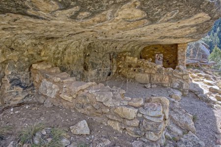 Ruinas de los indios Sinagua en Walnut Canyon Monumento Nacional Arizona. Las ruinas son administradas por el Servicio de Parques Nacionales. No se necesita liberación de propiedad.