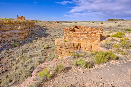 Blick auf 2 Box Canyon Indian Dwellings mit dem Lomaki Pueblo im Hintergrund. Das Hotel liegt im Wupatki National Monument in der Nähe von Flagstaff Arizona.