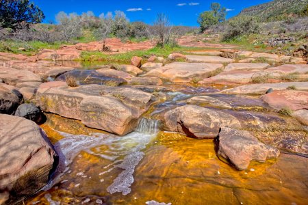 Ein Nebenfluss, der südlich von Sedona AZ in den Dry Beaver Creek mündet. Dieser Abschnitt wird wegen der flachen roten Sandsteinbrocken, die das Bachbett bedecken, Biberflachen genannt..