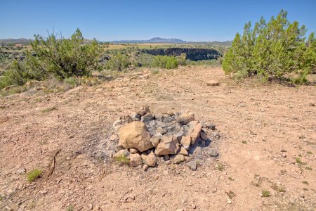 Ein Felsring, der eine Feuerstelle in der Nähe des Lower Sullivan Canyon bildet, der den Beginn des Verde River in Arizona bildet.