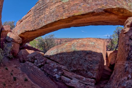 Foto de Un arco natural oculto cerca de Sliding House Vista sobre el borde sur de Canyon De Chelly Arizona. - Imagen libre de derechos