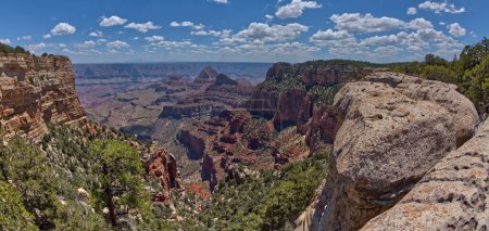 Téléchargez les photos : Vue du ruisseau Unkar depuis les falaises sud du cap Final sur la rive nord du Grand Canyon Arizona. Sur la droite au loin se trouve le château de Freya et le temple Vishnu. - en image libre de droit