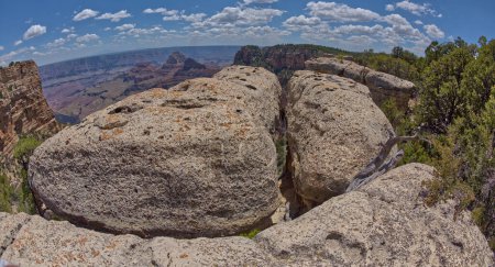 Téléchargez les photos : De grands rochers perchés sur une falaise surplombant le ruisseau Unkar près du cap Final sur la rive nord du Grand Canyon Arizona. - en image libre de droit