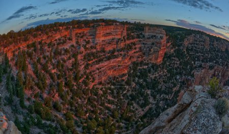 Les falaises du Cap Royal sur le bord nord du Grand Canyon Arizona illuminées par la lueur rouge du soleil levant.