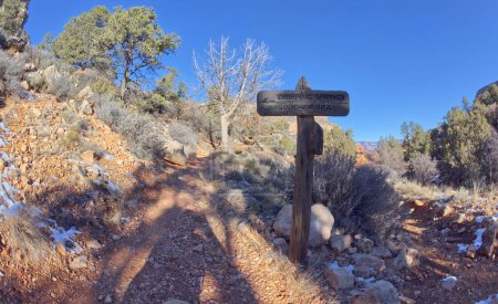 La señal de cruce de senderos para Dripping Springs, Boucher y Ermit Trails en el Gran Cañón Arizona.