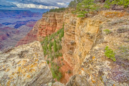 Téléchargez les photos : Falaises abruptes le long de la bordure sud du Grand Canyon Arizona à l'est de Grandview Point avec des nuages de tempête dans le ciel pendant la saison de mousson 2022. - en image libre de droit
