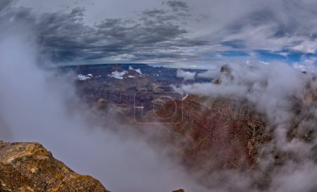 Zuni Point am Grand Canyon South Rim Arizona in den Wolken von Moran Point aus gesehen.