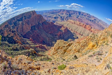 Vue Fisheye du Grand Canyon juste à l'est de No Name Point. Pinal Point est en haut à gauche.