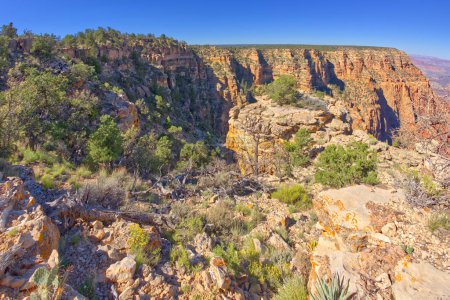 Téléchargez les photos : Vue de Zuni Point à distance d'une île rocheuse à l'est de Papago Creek au Grand Canyon Arizona. - en image libre de droit