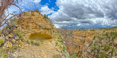 Die Ruinen einer uralten indianischen Struktur zwischen Papago Point und Zuni Point am Grand Canyon Arizona. Die Mulde unter den Ruinen diente vermutlich zur Lagerung von Lebensmitteln oder als Unterschlupf bei Stürmen..