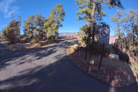 Una pequeña vista con un cartel que les dice a los ciclistas que desmonten a lo largo de la ruta Greenway Trail al este de Pima Point en el Gran Cañón Arizona.
