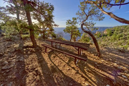 Ein einsamer Picknicktisch östlich von Shoshone Point am Grand Canyon Arizona. Öffentlicher Park, keine Grundstücksfreigabe nötig.