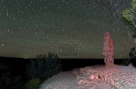 Remolino de estrellas con el tenue resplandor verde púrpura de la Aurora Boreal vista desde Shoshone Point en el borde sur del Gran Cañón. El efecto se creó apilando múltiples fotos con diferentes valores de exposición junto con la tonificación HDR.