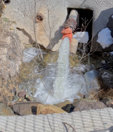 Téléchargez les photos : La vanne de régulation du déversoir au fond du barrage du lac Goldwater inférieur à Prescott en Arizona. - en image libre de droit