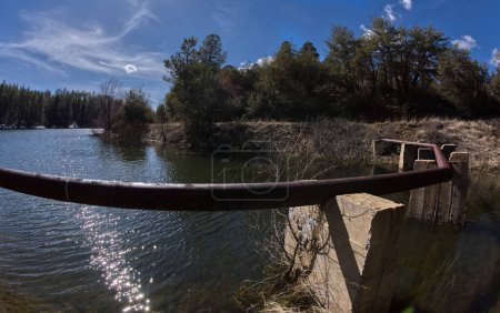 Téléchargez les photos : Un vieux tuyau d'eau au lac Goldwater inférieur dans Prescott Arizona. - en image libre de droit