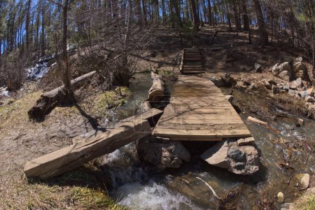 Téléchargez les photos : Un pont en bois en décomposition au-dessus du ruisseau Banning au parc Goldwater Lakes à Prescott en Arizona. - en image libre de droit