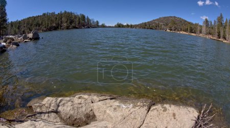 Vista desde la orilla sureste del lago Upper Goldwater en Prescott Arizona.