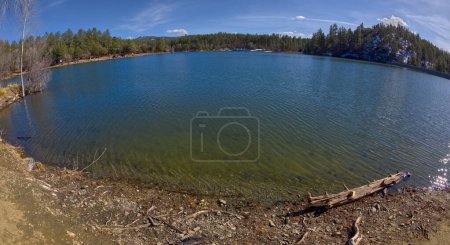 Téléchargez les photos : Vue de la rive nord du lac Upper Goldwater près de Prescott Arizona. - en image libre de droit