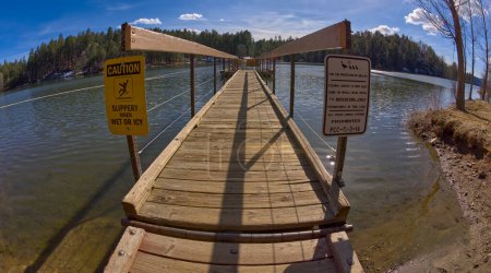 Téléchargez les photos : Le pont d'observation des oiseaux de la rive nord du lac Upper Goldwater, près de Prescott en Arizona. Public Park, aucune libération nécessaire. - en image libre de droit