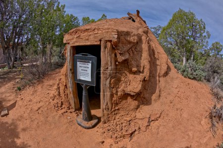 Ancient Hogan in Navajo National Monument in Arizona. Los Hogans son una parte importante de las ceremonias navajo y todavía se utilizan en los tiempos modernos. Esto es propiedad pública. No se necesita liberación de propiedad.