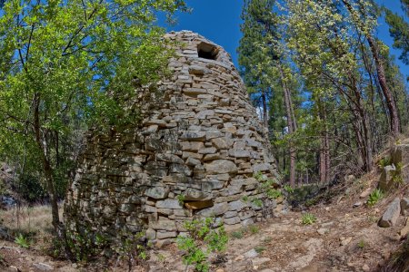 Der historische Walker Charcoal Kiln im Prescott National Forest südlich der Stadt Prescott Arizona. Der Ofen stammt aus den späten 1880er Jahren und wurde verwendet, um Eichenholz in Holzkohle für die Silberschmelzer zu verwandeln.
